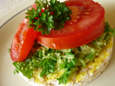 Tomaatavocadowafels met tuinkruiden