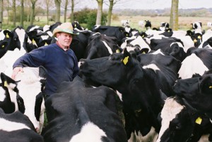 2.Steve_amongst_cows_THE_MOO_MAN©Trufflepig_Films-620x418